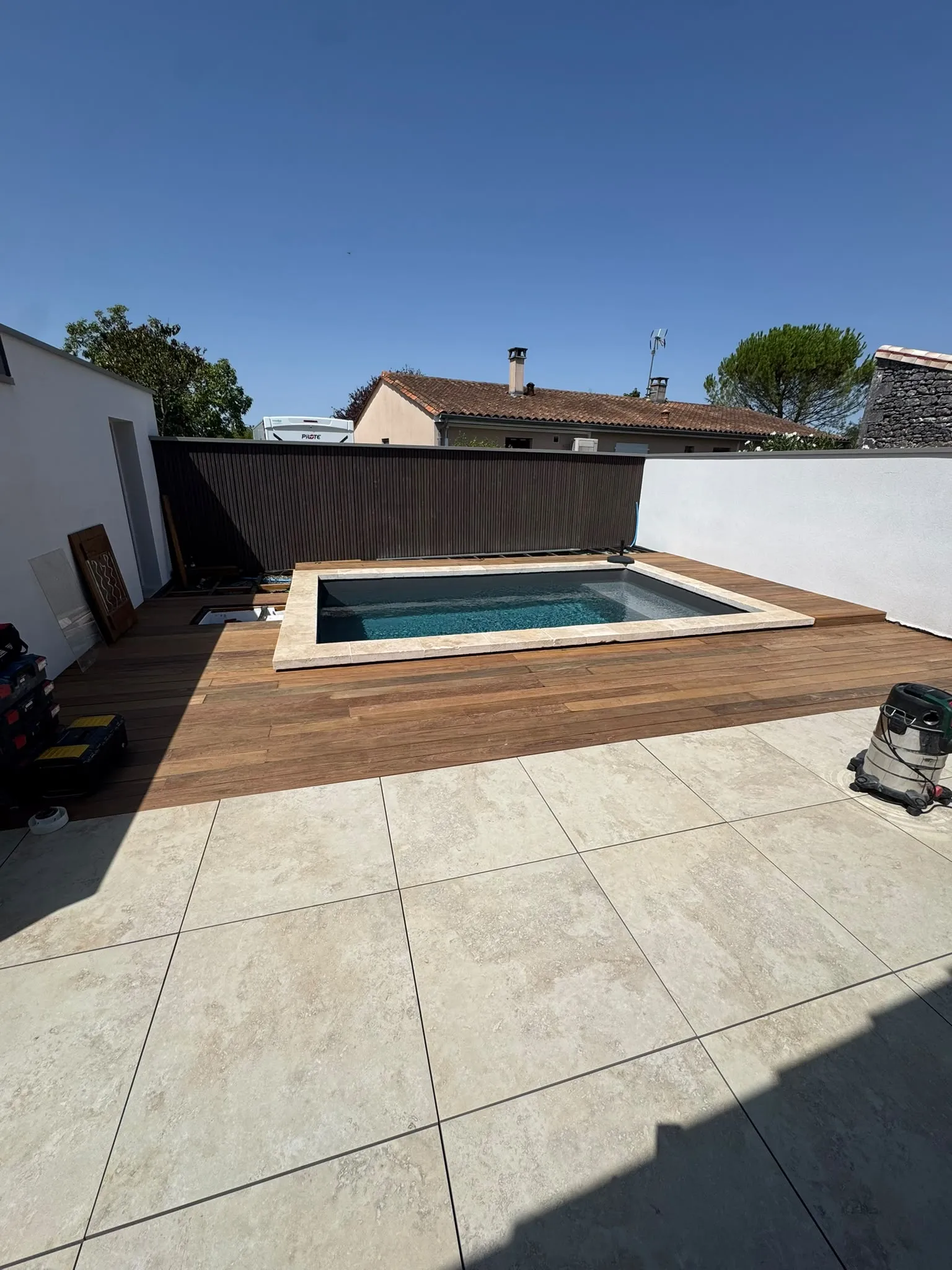 Une terrasse de piscine, de la structure à la finition